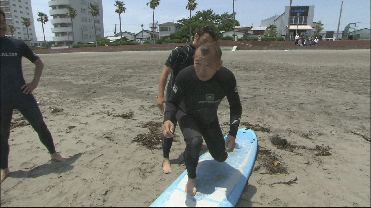 【写真を見る】笑福亭鶴瓶が人生初のサーフィンに挑戦！