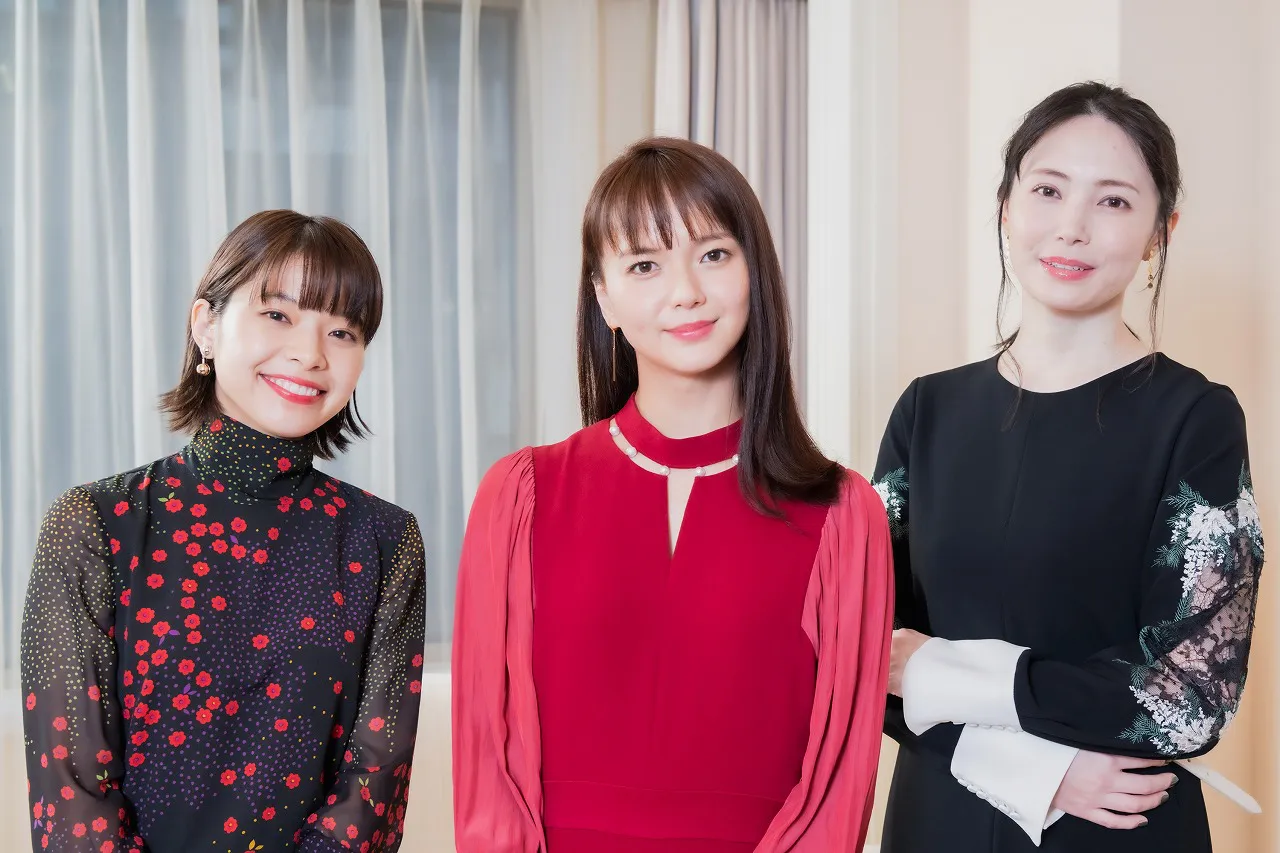 【写真を見る】実力派女優3人の鼎談が実現！ 立ち姿もエレガント