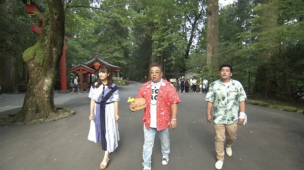 箱根神社を訪れたサンドウィッチマンと安めぐみ