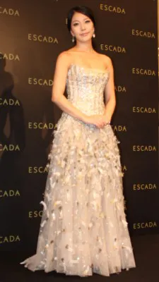 BoA、ゴージャスドレスで大人の魅力をふりまく