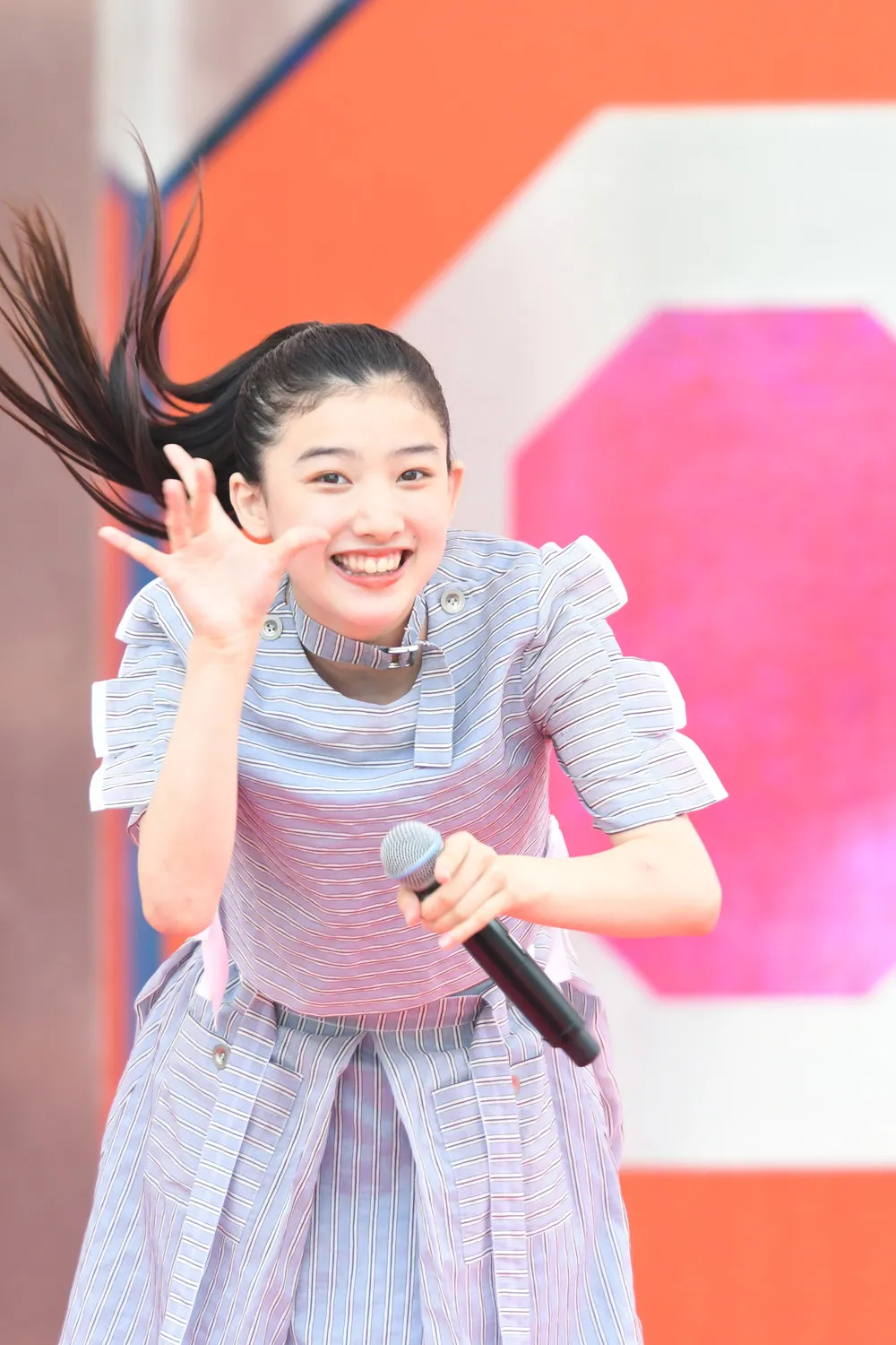 【写真を見る】「今、日本で最注目の17歳」とドラマ内で紹介された、実際は14歳のukka・芹澤もあ