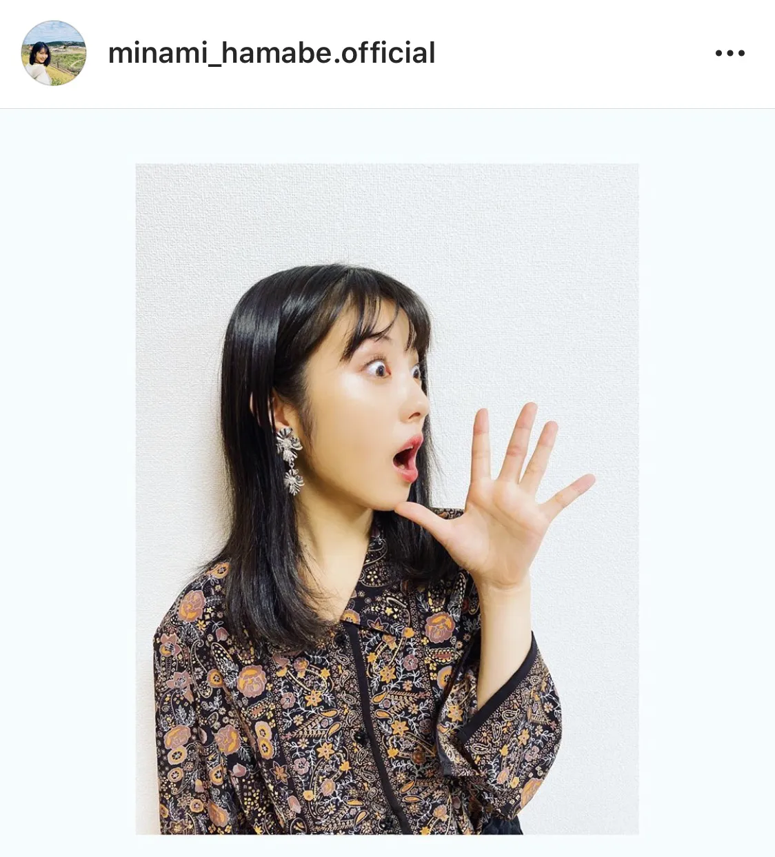 【写真を見る】「目おっきい!!」と話題！浜辺美波の“ビックリ顔”SHOT(その他、制服や幼少期SHOTなども!!)