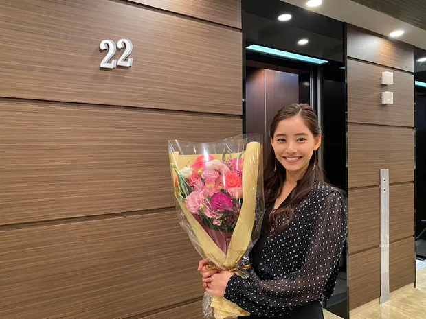 【写真を見る】新木優子「SUITS/スーツ2」ピンクの花束を持ち笑顔でクランクアップ！