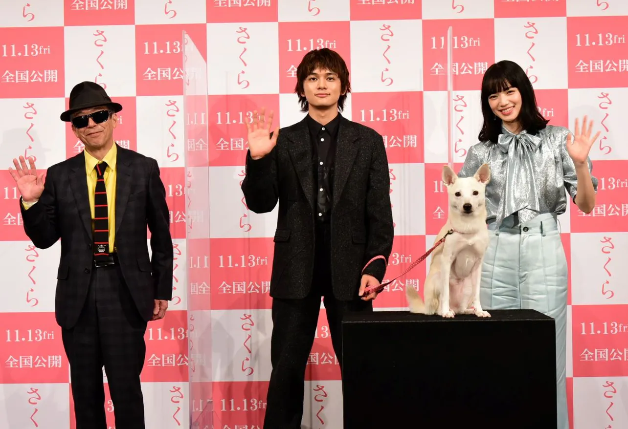 イベントに登場した矢崎仁司監督、北村匠海、小松菜奈(写真左から)と犬のちえ