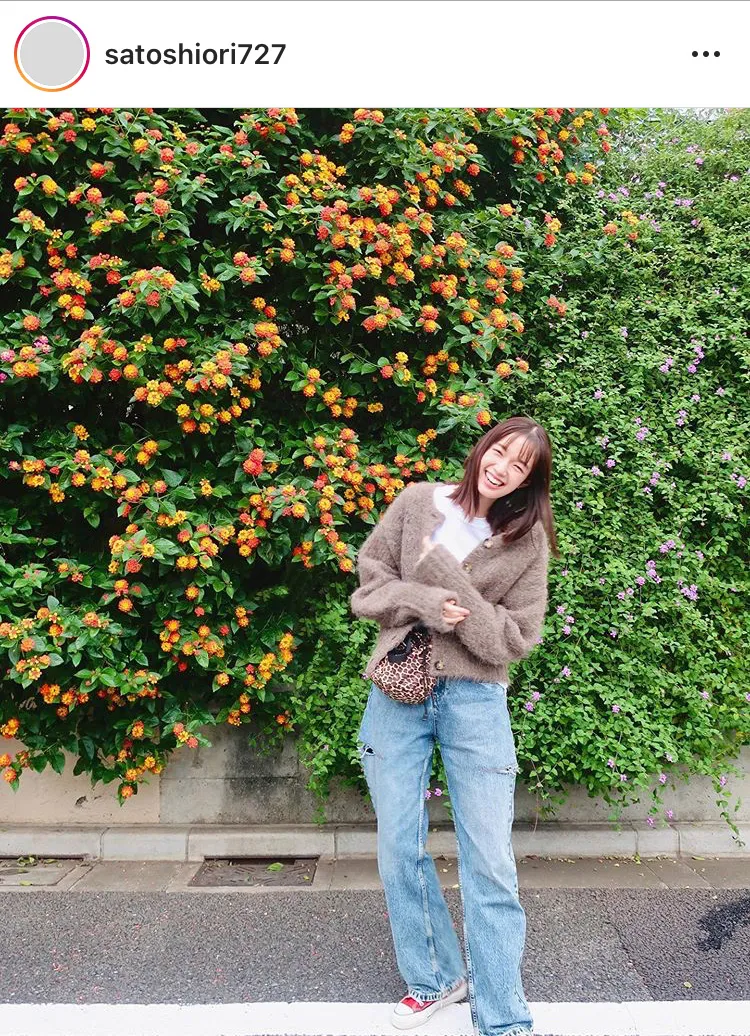  【写真を見る】笑顔とふわふわカーディガンが可愛い！佐藤栞里の秋の私服SHOT