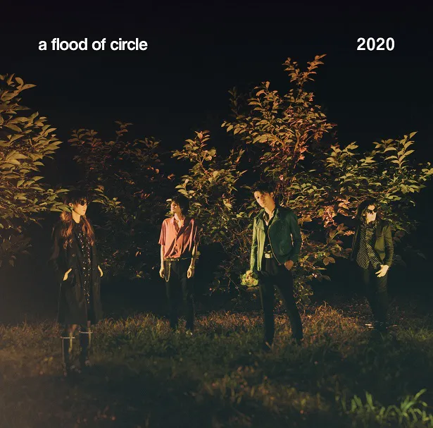 【写真を見る】a flood of circleのアルバム『2020』ジャケット。特設サイトでは小説家の住野よるのロングディスクレビューを公開