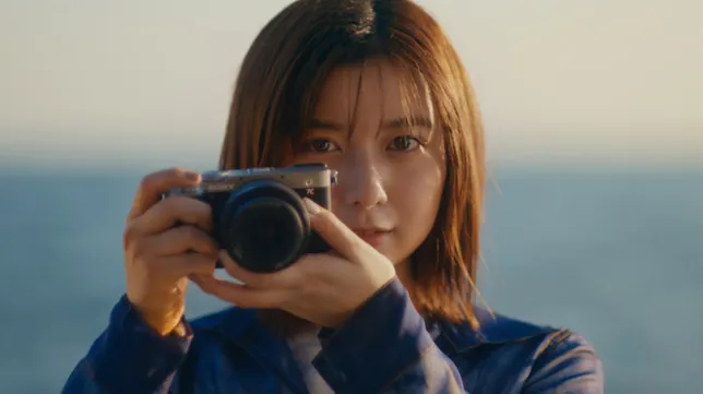 【写真を見る】カメラを手に江の島での創作の旅を描いたスペシャルWEB CMも公開