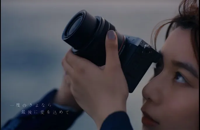 上白石萌歌がアーティストadieuとして、ソニーの一眼カメラ「α7C」とコラボレーション。 本人撮り下ろしの写真・動画で構成された、2019年の楽曲「よるのあと」の新作MVを発表した