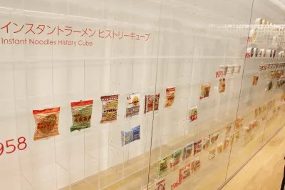 インスタントラーメンのラインナップを展示する「インスタントラーメンヒストリーキューブ」