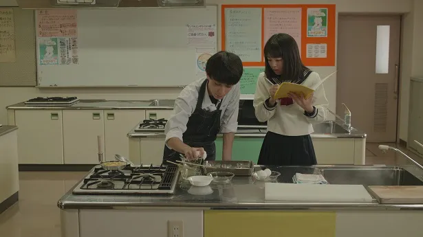 【写真を見る】小西詠斗は料理シーンで手際の良さを披露。撮影前には猛練習を！
