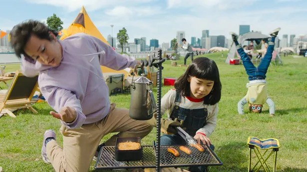 【写真を見る】チキンラーメンを作りながら、激しく頭を揺さぶる松陰寺太勇