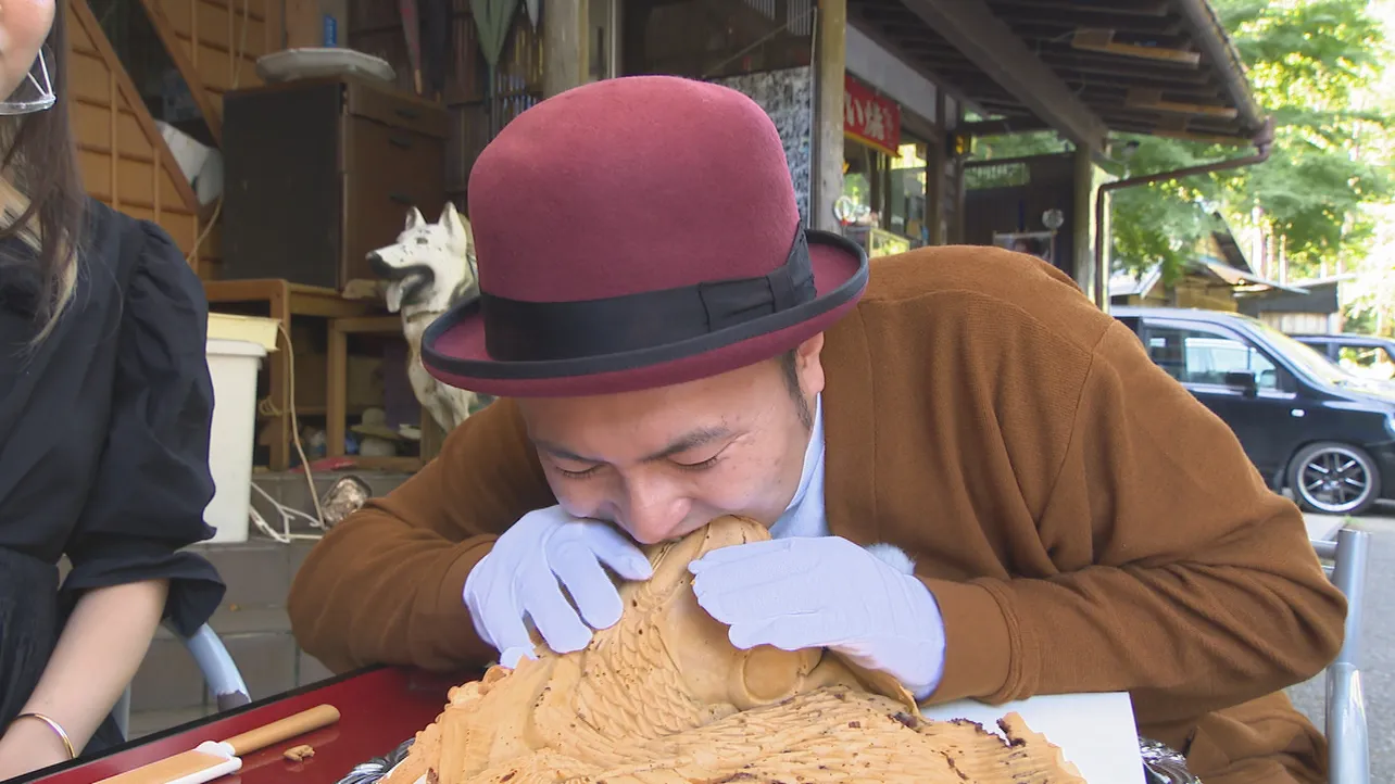 “大きすぎるたい焼き”を食べ進める二村豊人