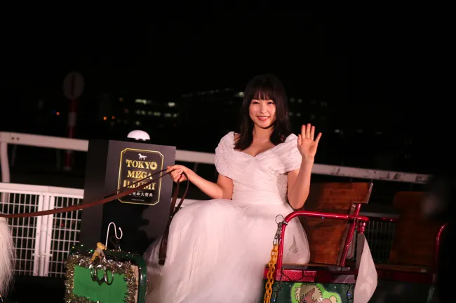 【写真を見る】ポニーが引く馬車に乗って、純白のドレス姿で登場した桜井日奈子