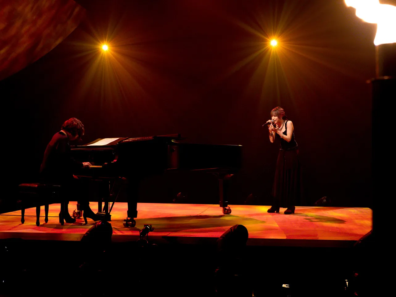 【写真を見る】LiSAが劇場版「鬼滅の刃」の主題歌を音楽家・梶浦由記のピアノで披露！