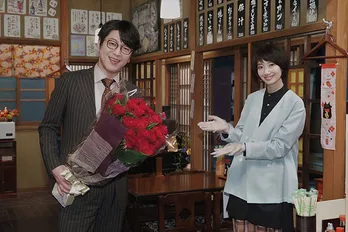 ＜#リモラブ＞朝鳴部長役・及川光博の51歳バースデーを深紅のバラでお祝い「気持ちは34歳！頑張ります！」