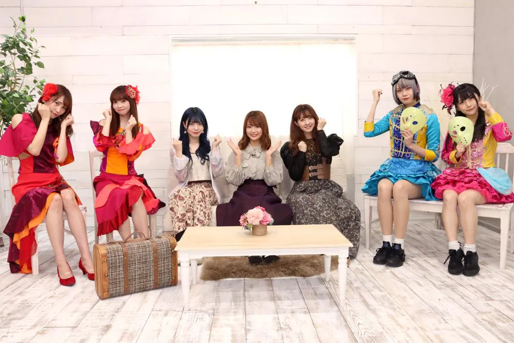 【写真を見る】平嶋夏海がMCのアイドル番組に仮面女子、神宿、愛乙女☆DOLLの3組が出演