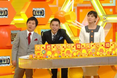 司会を務める爆笑問題、矢島悠子アナウンサー（写真左から）