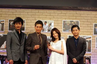 制作発表に出席した中村俊介、佐藤隆太、加藤あい、萩原聖人（写真左から）。佐藤と加藤が持っているのは初期の胃カメラ