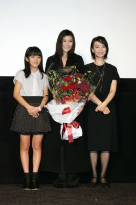 【画像】舞台あいさつに出席した向井地美音、篠原、佐藤嗣麻子（写真左から）