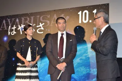 映画「はやぶさ　HAYABUSA」の初日舞台あいさつに出席した竹内結子、髙嶋政宏、堤幸彦（写真左から）
