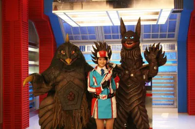 会見では、隊員役の高田里穂と、怪獣のベムスター（左）、ホー（右）が登場
