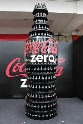 東京・渋谷に828本の「コカ・コーラ　ゼロ」コンツアーボトルを使って、高さ3mにもなる巨大オブジェが登場