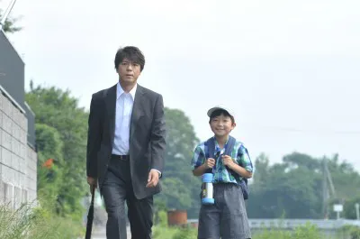 まるで本当の親子のような本間刑事役・上川隆也、智役・山崎竜太郎（写真左から）