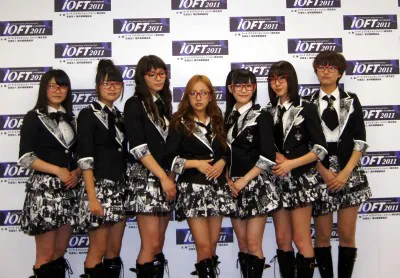 【写真】特別賞を受賞したAKB48のメガネ選抜のメンバー