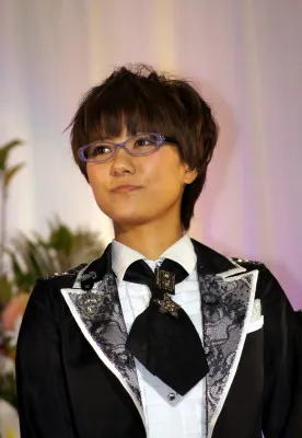宮澤佐江は「秋元先生に負けないくらいメガネのイメージを」と宣言