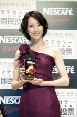 真飛聖が17年ぶりにスカート姿を披露! 「今は女子のリハビリ中です」