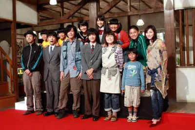 会見に出席した12人の出演者と脚本の宮藤官九郎