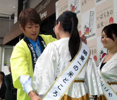 杉浦はご飯大使に任命された女性に「もっと、もっと茨城県のよさを伝えてください」と優しく声をかけた