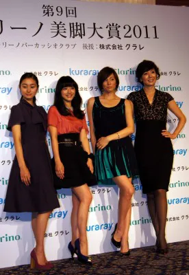 【写真】大賞に選ばれた4人の美女が美脚を披露！