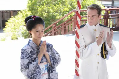 お蝶役宮崎あおいと夫役イーサン・ランドリー（写真左から）