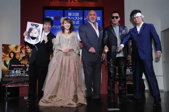 幸せオーラを振りまく安めぐみがミラ・ジョボビッチのドレスを披露!