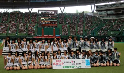 AKB48とHKT48がファンと一緒に記念撮影
