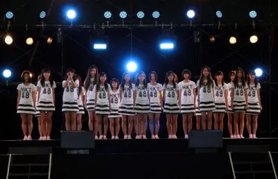 大舞台で緊張しながらも堂々とあいさつするHKT48のメンバー