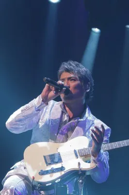 “日本一心”の旗の下、吉川晃司の全国ツアーがスタート！