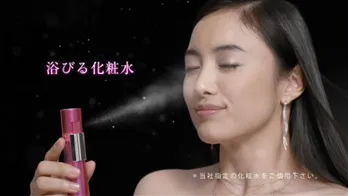 仲間由紀恵と亀梨和也が大人の雰囲気でクリスマスを迎える