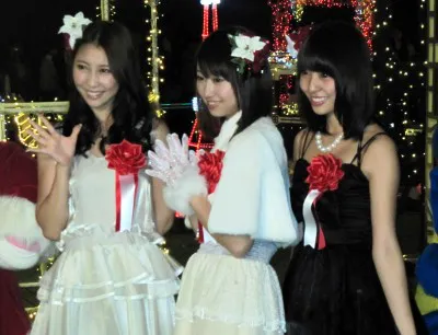 【写真】3人そろっての共演を笑顔で喜ぶAKB48近野莉菜、小林香菜、藤江れいな（写真左から）