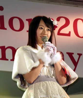 イメージガールとして初めての点灯式出席に笑顔のAKB48・小林