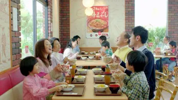 原田泰造・大塚寧々夫妻が家族を連れて「すき家」に来店!