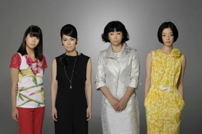 高田聖子（写真左から2番目）は40代の愛人を熱演。4人の女性を軸に4つのストーリーが展開する