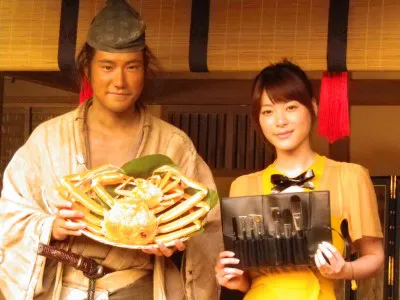越前ガニと熊野筆をプレゼントし合う松山ケンイチと上野樹里（写真左から）