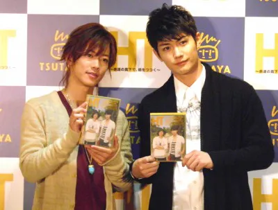 DVD「HT～赤道の真下で、鍋をつつく～」の発売記念イベントに登場した三浦春馬と佐藤健