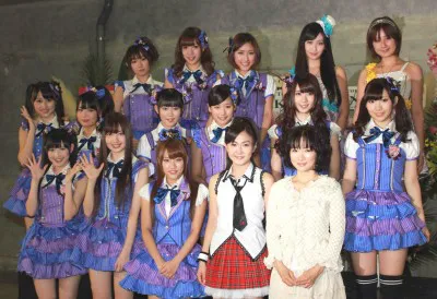 ライブ前に、囲み取材に登場した「AKB48 Team Ogi」のメンバーとゲスト