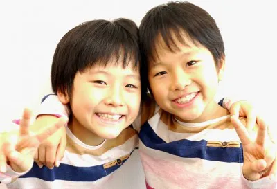 謎の双子・宗野直＆哲を演じる渋谷龍生（左）＆樹生（右）。実の双子だ