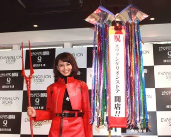 加藤夏希がコスプレで登場! エヴァオフィシャルストアが原宿にオープン!