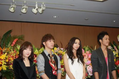 取材会に出席した、事務所社長・渡辺万由美氏、成宮寛貴、杏、松坂桃李（写真左から）