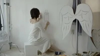 エクセレントエンリッチのボトルを壁に描く石田ゆり子